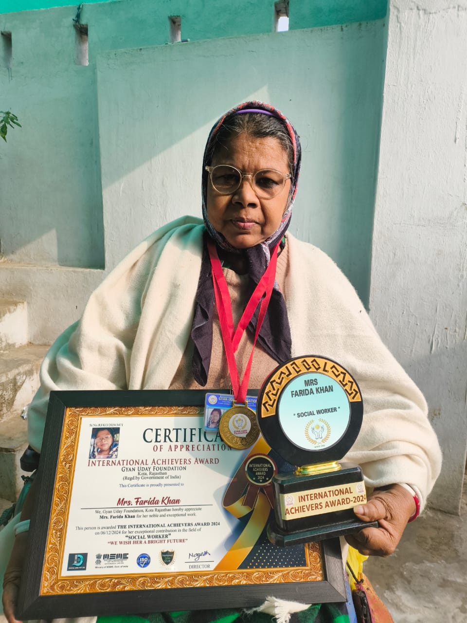 Gyan Uday Foundation honored Farida Khan of Mirzapur for her extraordinary social work.